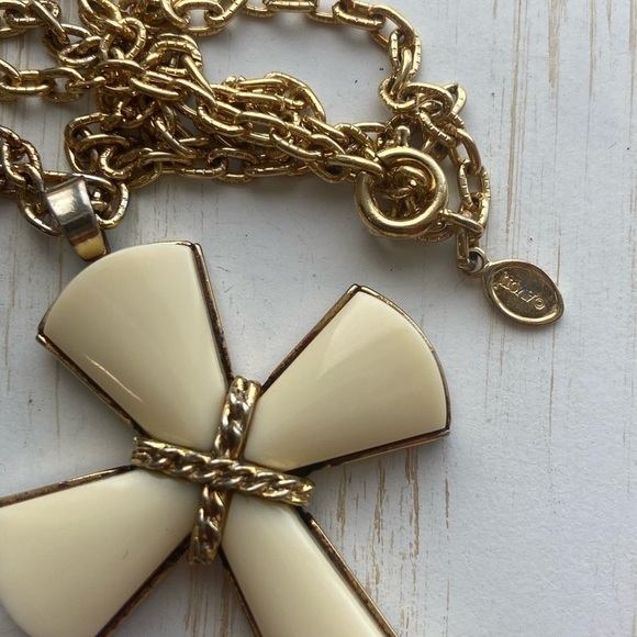 Vintage Avon Juliet Cross Pendant Necklace - Picture 3 of 10